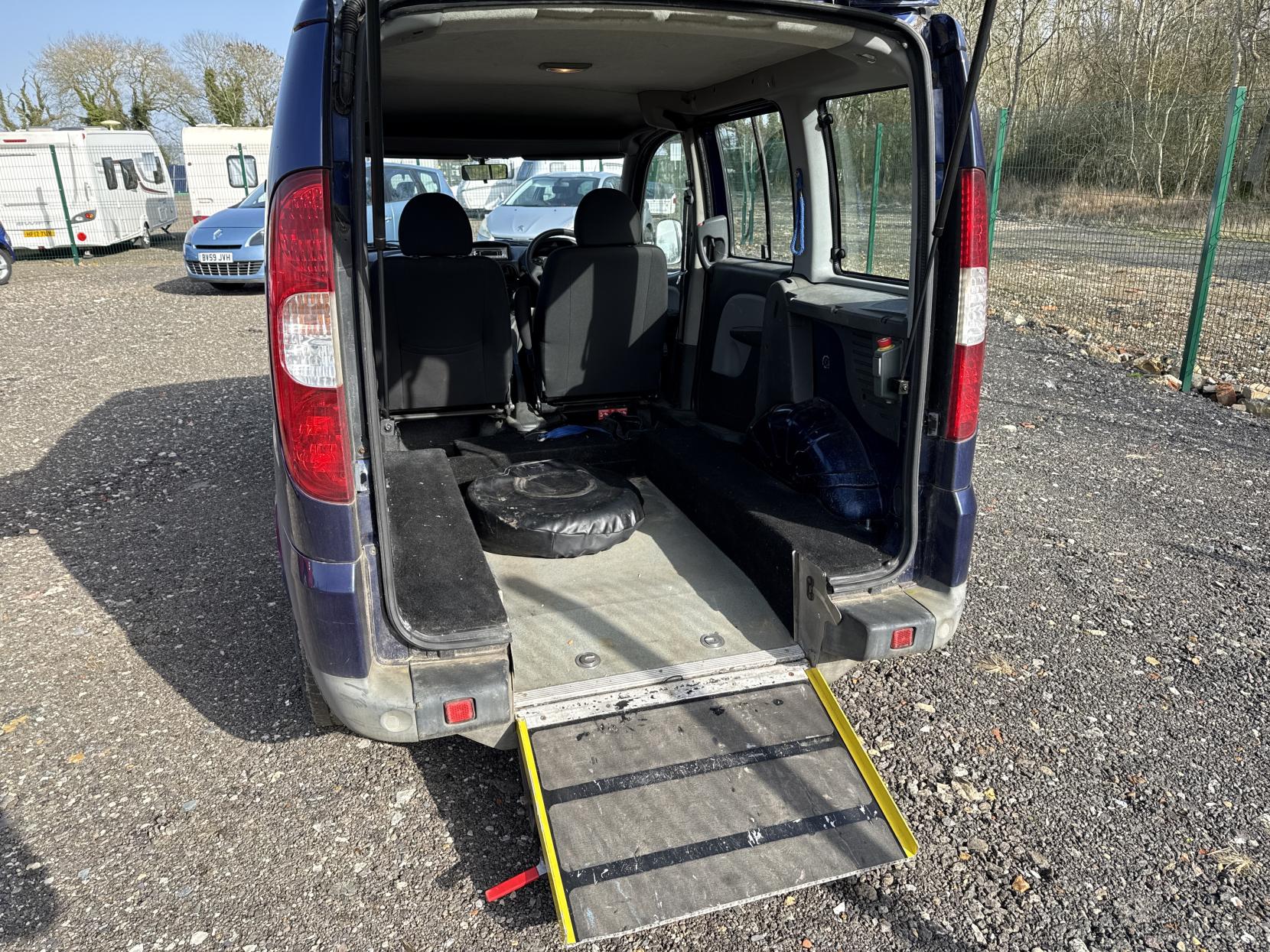 Fiat Doblo 1.4 Dynamic Estate 5dr Petrol Manual (174 g/km, 77 bhp)