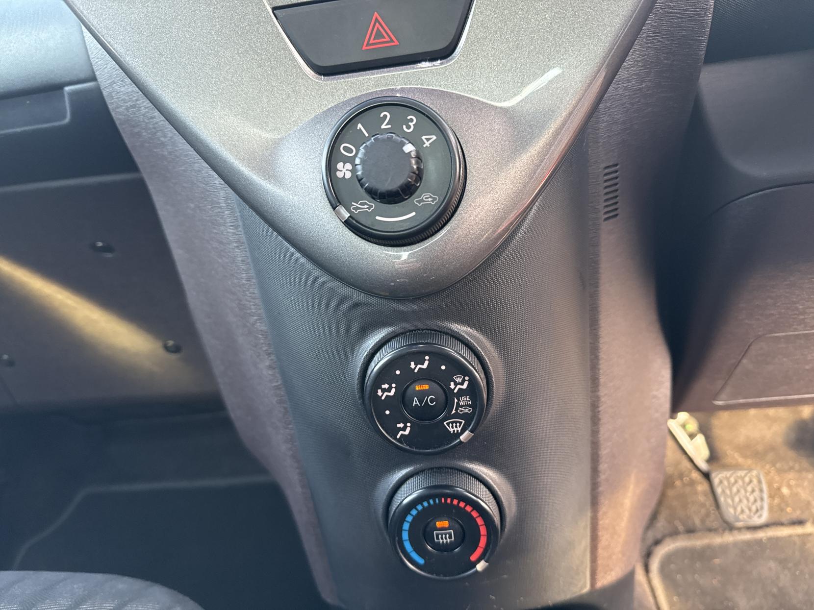 Toyota iQ 1.0 VVT-i Hatchback 3dr Petrol Manual Euro 4 (68 bhp)