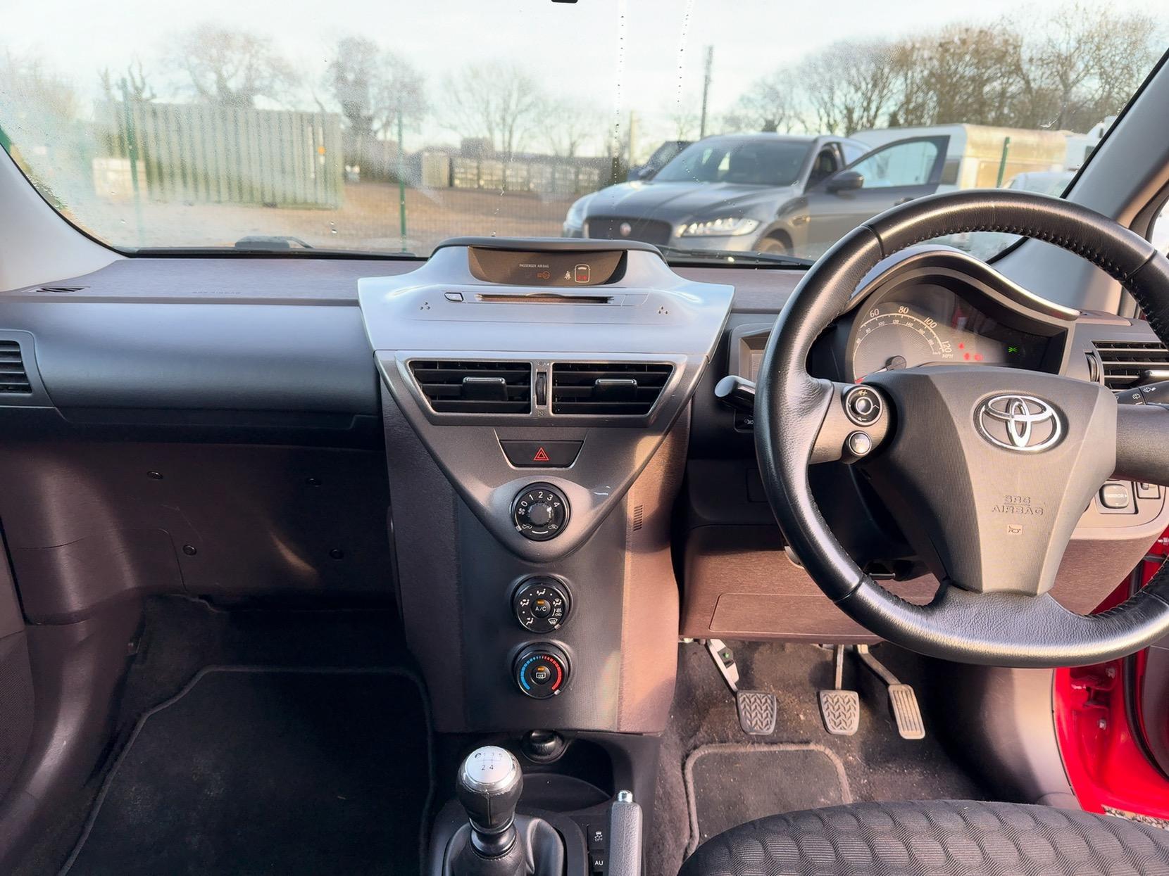 Toyota iQ 1.0 VVT-i Hatchback 3dr Petrol Manual Euro 4 (68 bhp)