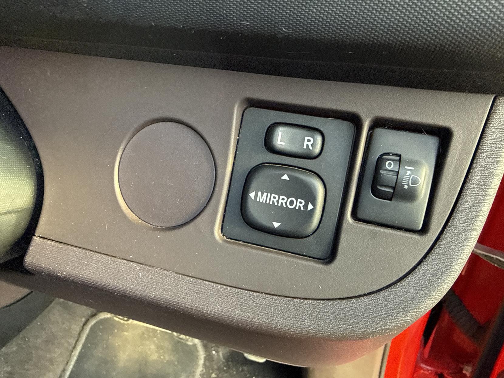 Toyota iQ 1.0 VVT-i Hatchback 3dr Petrol Manual Euro 4 (68 bhp)