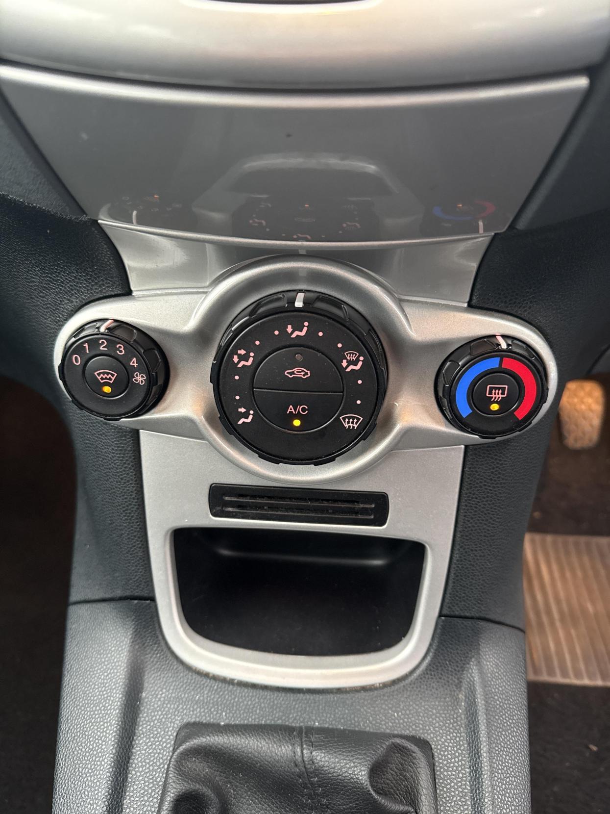 Ford Fiesta 1.4 Zetec Hatchback 5dr Petrol Manual (133 g/km, 94 bhp)