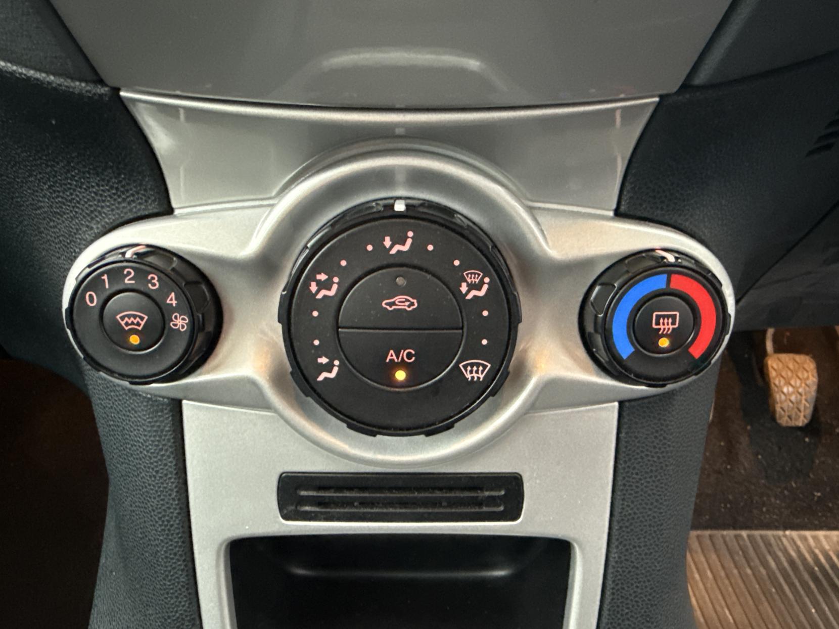 Ford Fiesta 1.4 Zetec Hatchback 5dr Petrol Manual (133 g/km, 94 bhp)