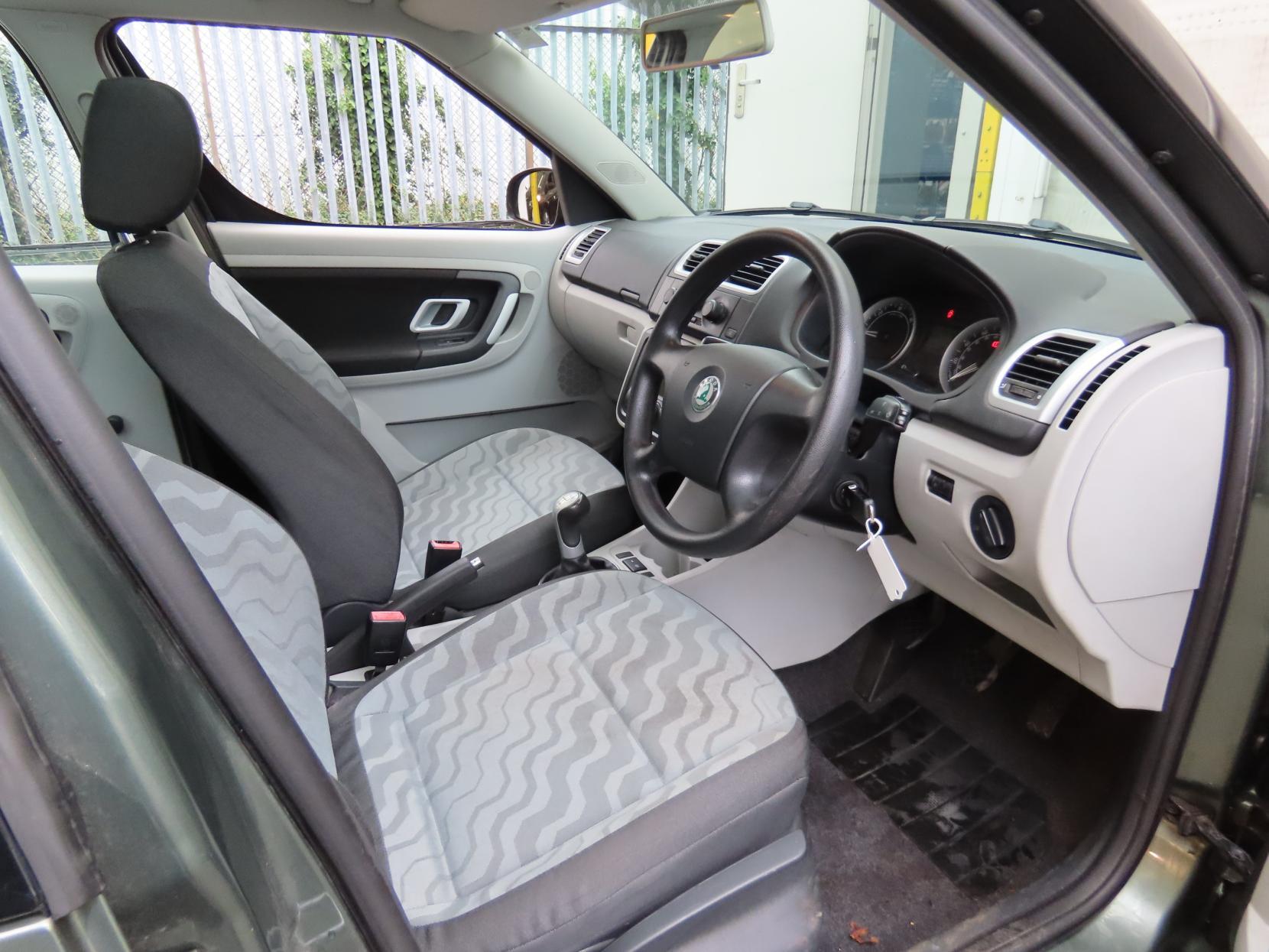 Skoda Roomster 1.9 TDI Pure Drive 2 MPV 5dr Diesel Manual (139 g/km, 105 bhp)