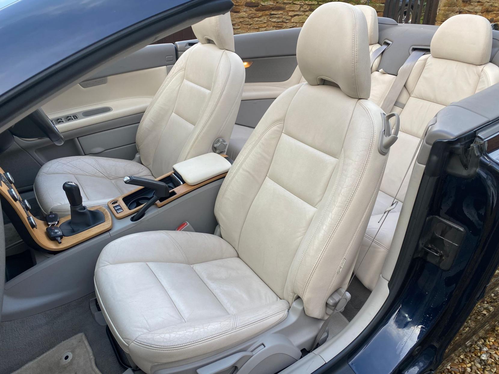 Volvo C70 2.0D SE Convertible 2dr Diesel Manual (161 g/km, 134 bhp)